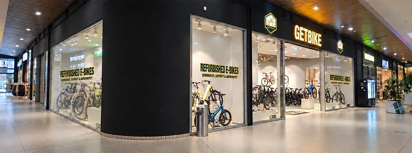 Getbike im Einkaufszentrum, Blick auf die Ecke mit Schaufenstern