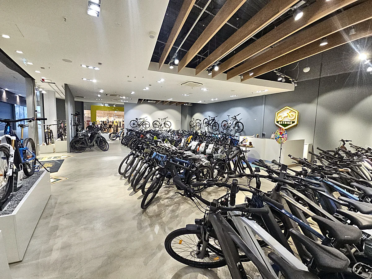 Weiter Blick in den Showroom