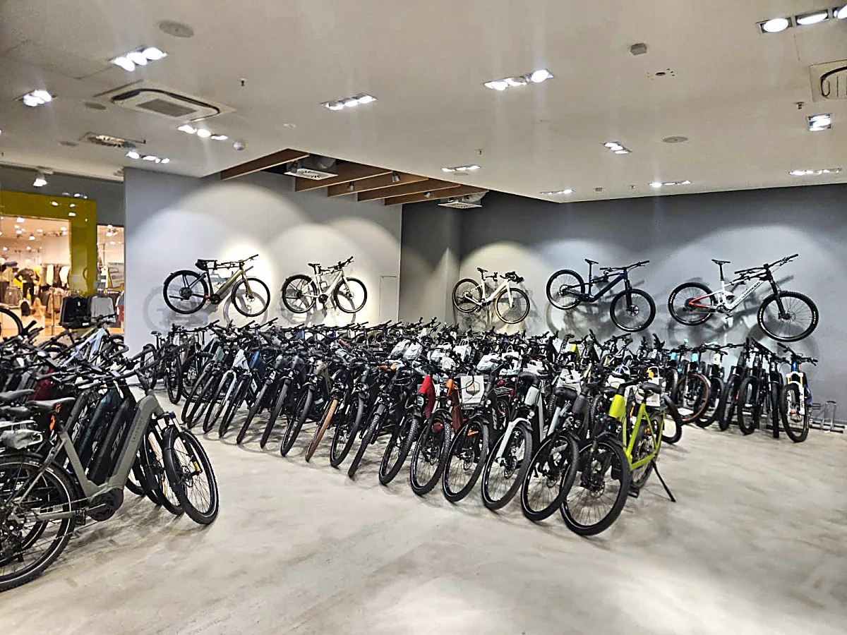 Showroom mit vielen E-Bikes in Reihen