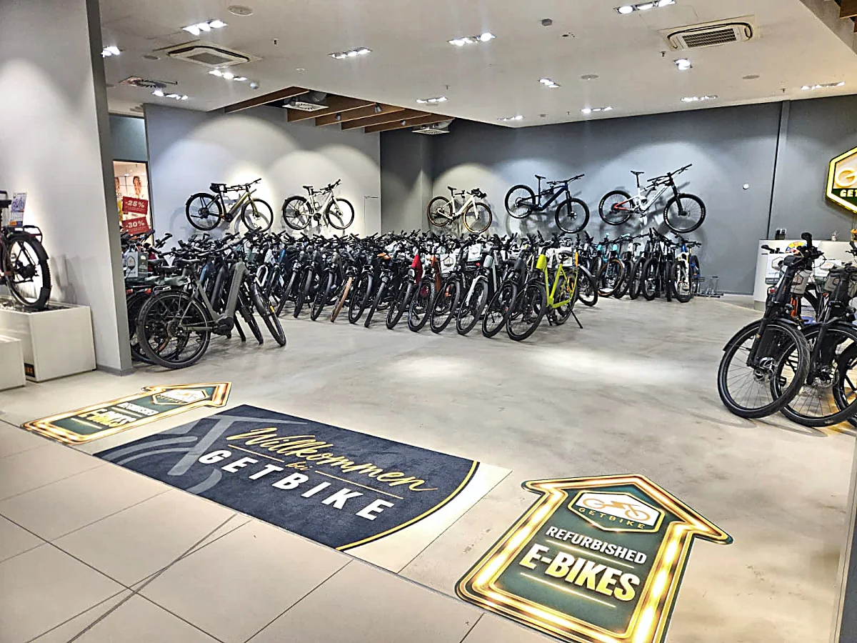 Willkommen-Matte und Bodenaufkleber Refurbished E-Bikes